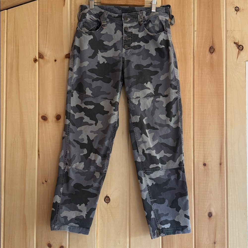 Sundance Gray Camo Button-Fly Cargo Pants - Size 4